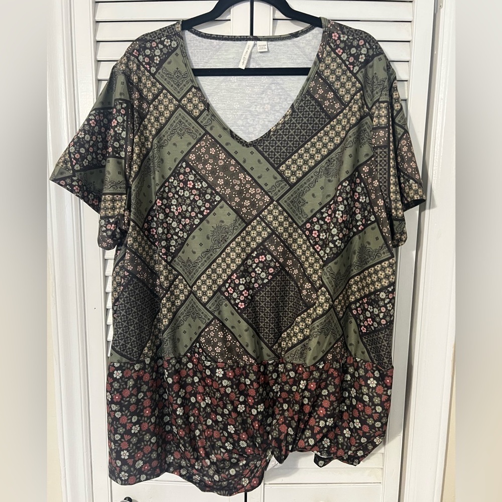Boho Patchwork Floral V-Neck Top with Tie-Knot Hem – Plus Size